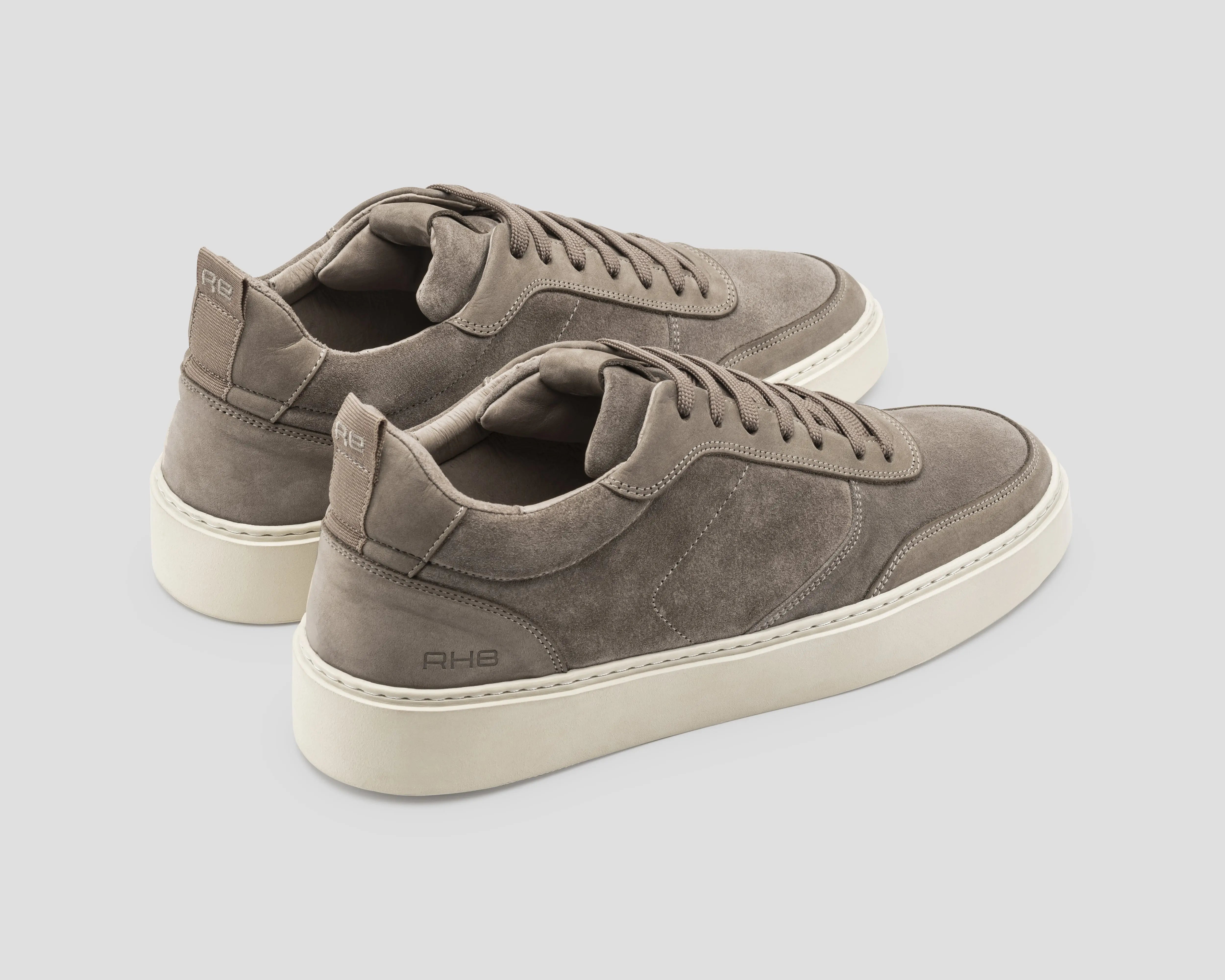 Schuinachter van taupekleurige herensneaker Oliver model van Rehab Footwear