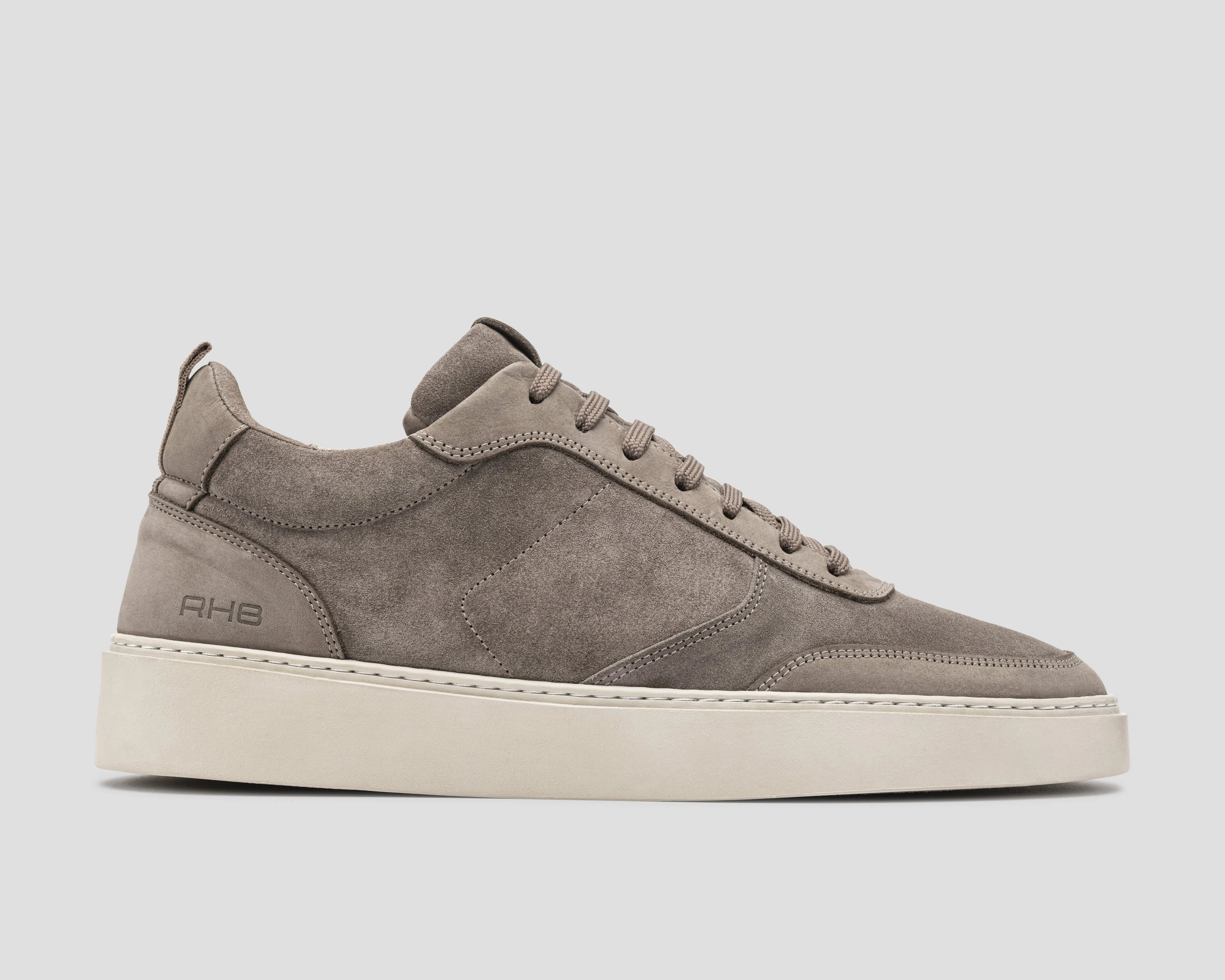 Zijkant van taupekleurige herensneaker Oliver model van Rehab Footwear 