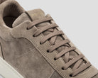 Veters van taupekleurige herensneaker Oliver model van Rehab Footwear 