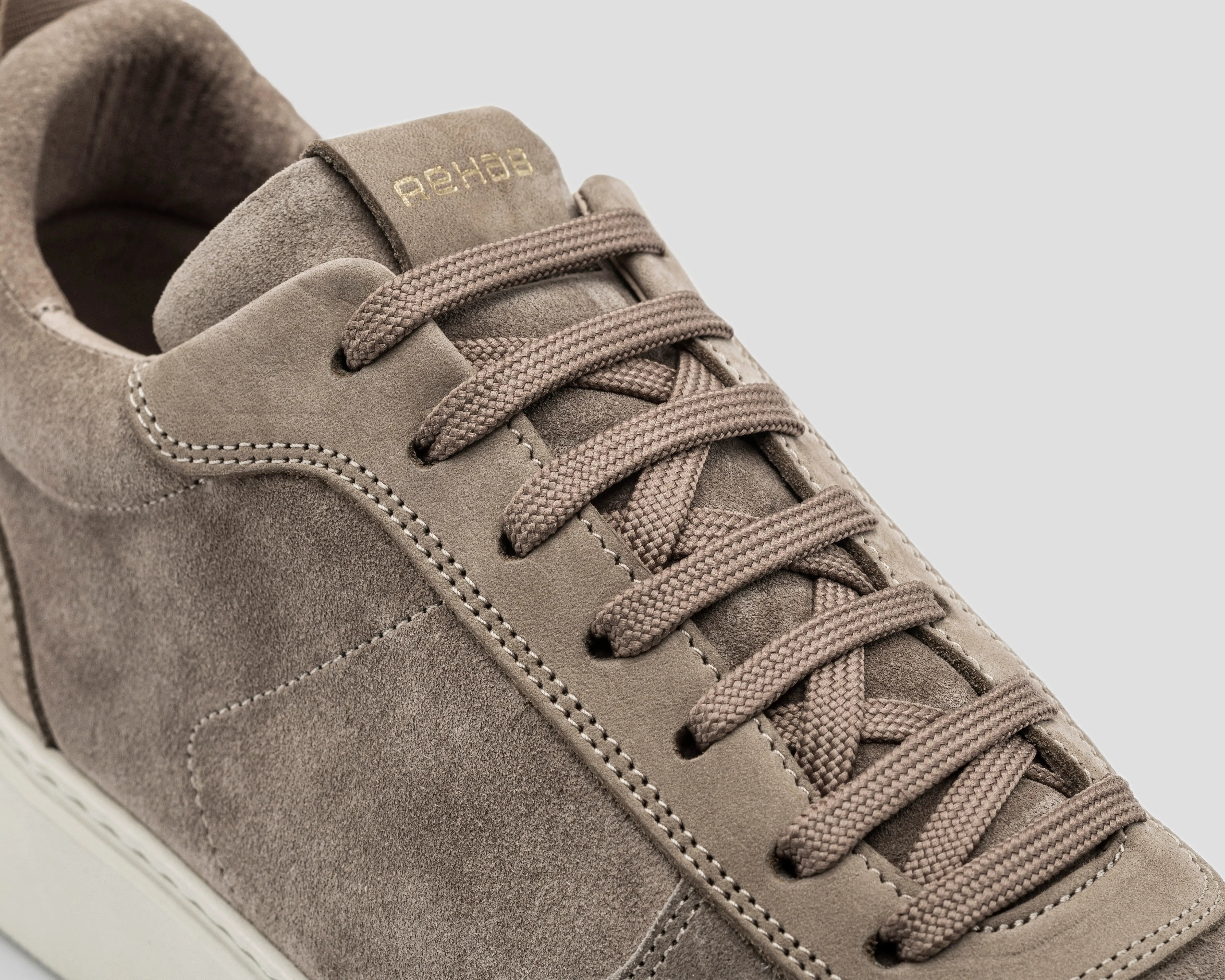 Veters van taupekleurige herensneaker Oliver model van Rehab Footwear 