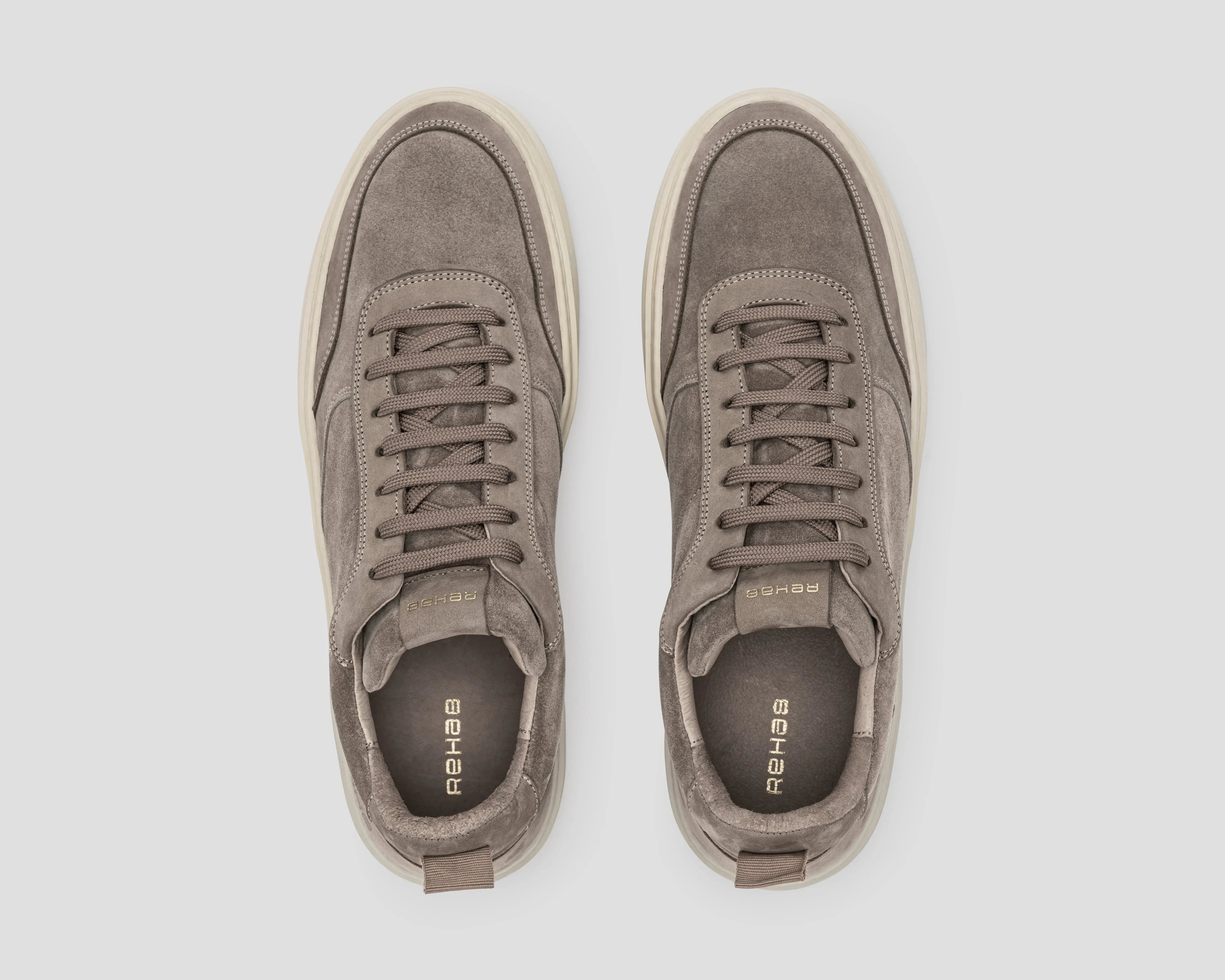 Bovenkant van taupekleurige herensneaker Oliver model van Rehab Footwear 